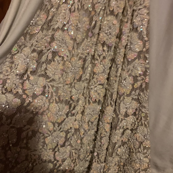 Prom dress or wedding does have smoke smell - Picture 5 of 8